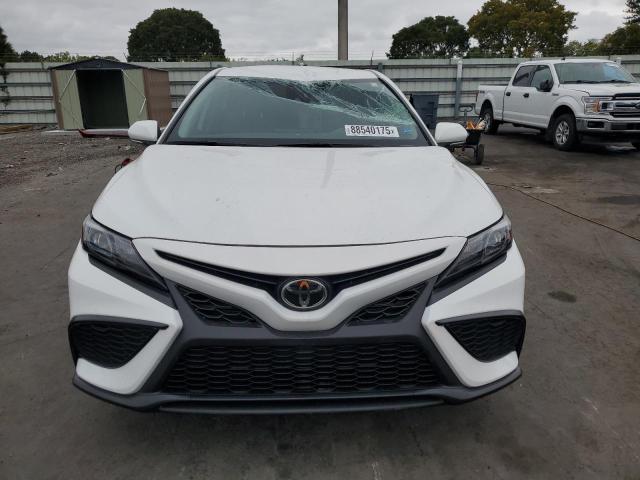 4T1T11AK8RU841761 - 2024 TOYOTA CAMRY SE NIGHT SHADE WHITE photo 5
