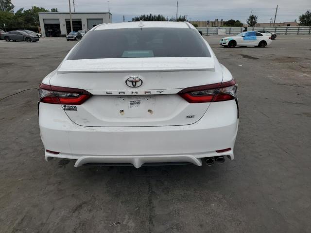 4T1T11AK8RU841761 - 2024 TOYOTA CAMRY SE NIGHT SHADE WHITE photo 6