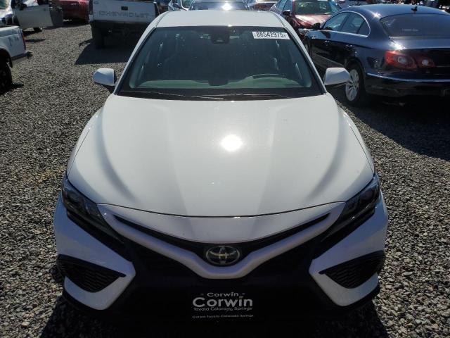4T1G11BK6PU101428 - 2023 TOYOTA CAMRY SE NIGHT SHADE WHITE photo 5