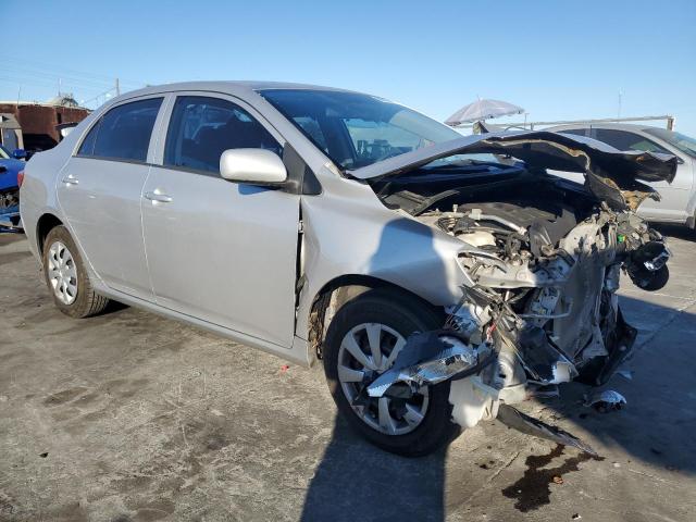 1NXBU4EE9AZ199810 - 2010 TOYOTA COROLLA BASE Gümüş foto 4