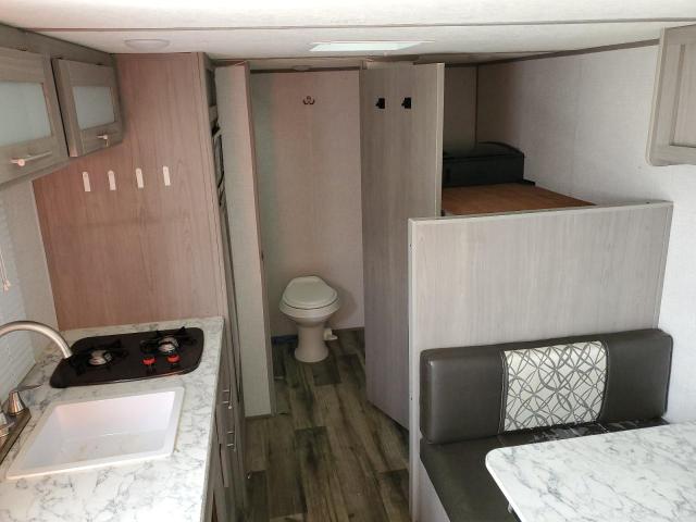 4YDTCMG15NJ945809 - 2022 KEYSTONE TRAILER TWO TONE photo 6