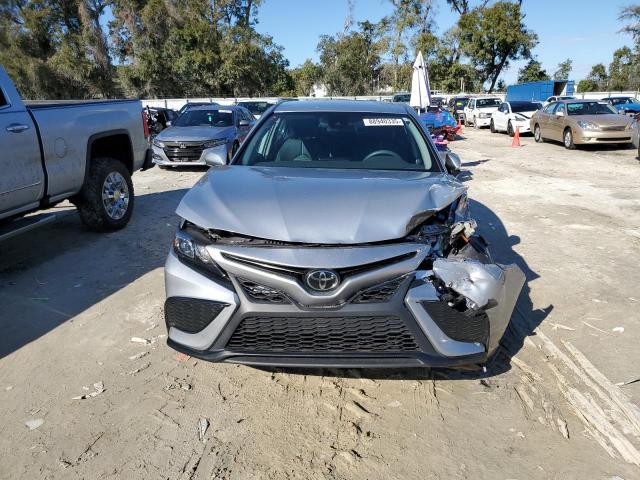 4T1G11AKXPU095702 - 2023 TOYOTA CAMRY SE NIGHT SHADE GRAY photo 5