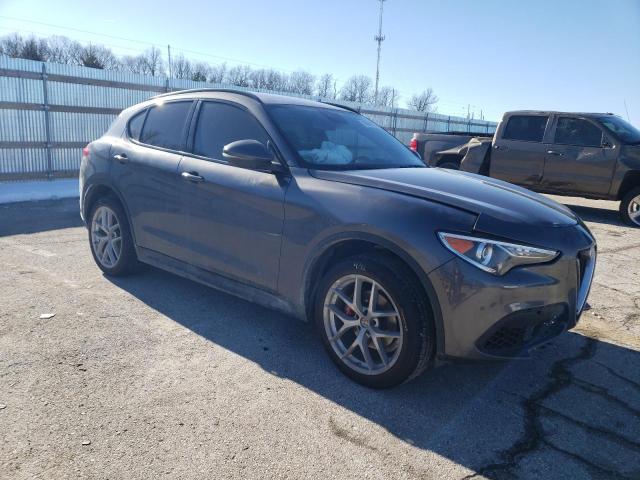 ZASFAKNN0J7B93550 - 2018 ALFA ROMEO STELVIO TI SPORT GRAY photo 4