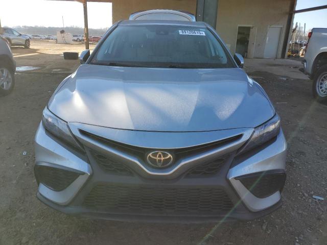 4T1G11AKXPU810560 - 2023 TOYOTA CAMRY SE NIGHT SHADE SILVER photo 5