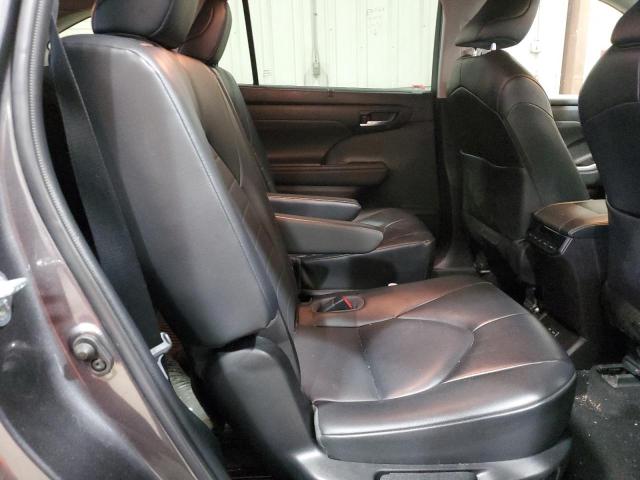 5TDGZRBH6NS593752 - 2022 TOYOTA HIGHLANDER XLE GRAY photo 11