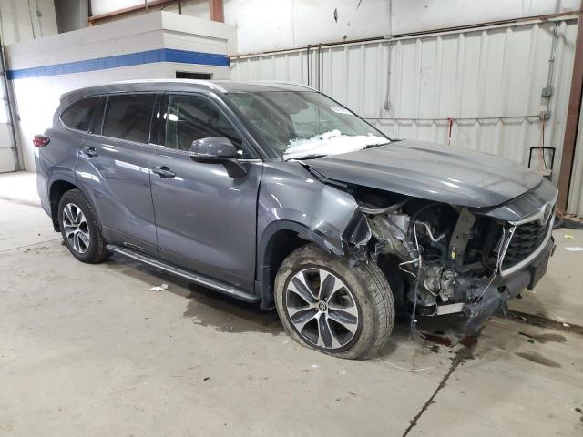 5TDGZRBH6NS593752 - 2022 TOYOTA HIGHLANDER XLE GRAY photo 4