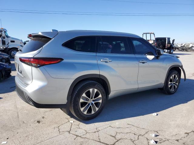 5TDGZRBH1NS594310 - 2022 TOYOTA HIGHLANDER XLE SILVER photo 3