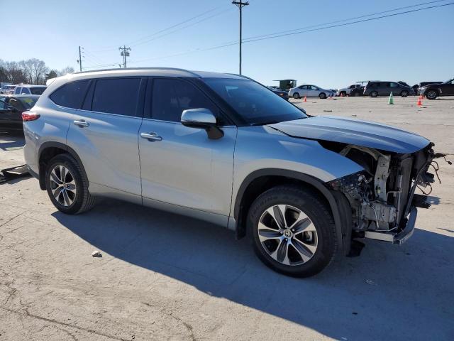 5TDGZRBH1NS594310 - 2022 TOYOTA HIGHLANDER XLE SILVER photo 4
