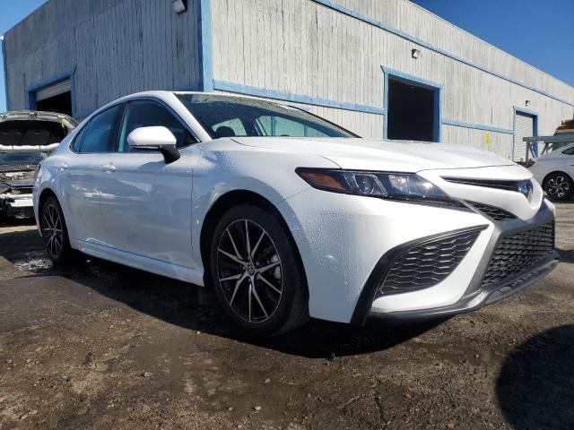 4T1G11AK9RU882935 - 2024 TOYOTA CAMRY SE NIGHT SHADE WHITE photo 4