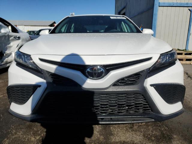 4T1G11AK9RU882935 - 2024 TOYOTA CAMRY SE NIGHT SHADE WHITE photo 5