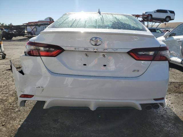 4T1G11AK9RU882935 - 2024 TOYOTA CAMRY SE NIGHT SHADE WHITE photo 6