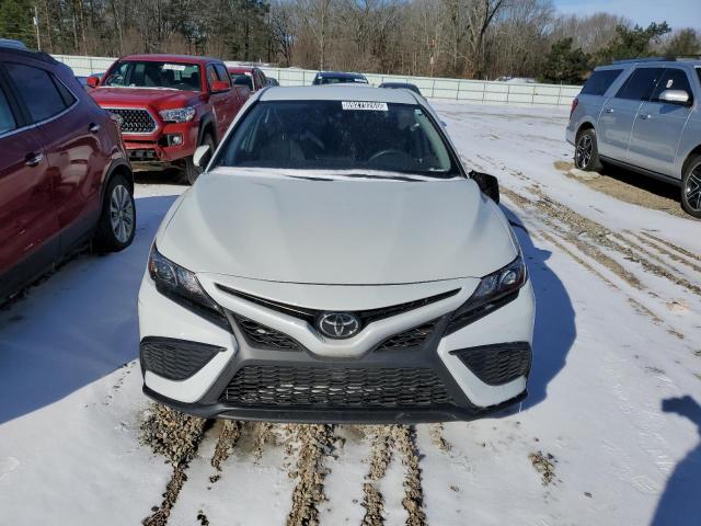 4T1G11AK7PU122435 - 2023 TOYOTA CAMRY SE NIGHT SHADE WHITE photo 5