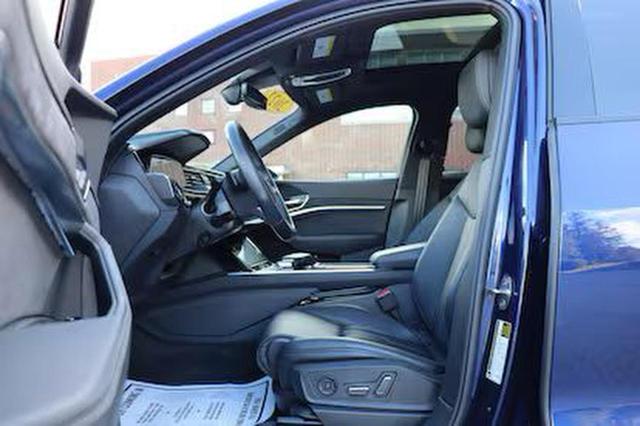 WA1VABGE0NB038110 - 2022 AUDI E-TRON CHRONOS BLUE photo 5