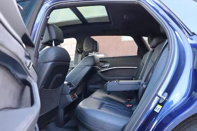 WA1VABGE0NB038110 - 2022 AUDI E-TRON CHRONOS BLUE photo 6