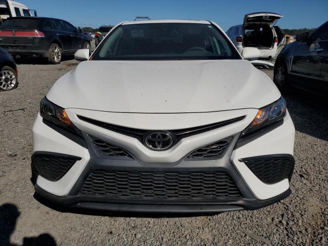 4T1T11AK6MU430433 - 2021 TOYOTA CAMRY SE თეთრი ფოტო 5