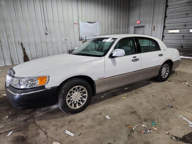 2001 LINCOLN TOWN CAR SIGNATURE, 