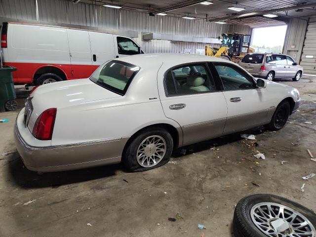 1LNHM82W41Y733237 - 2001 LINCOLN TOWN CAR SIGNATURE თეთრი ფოტო 3