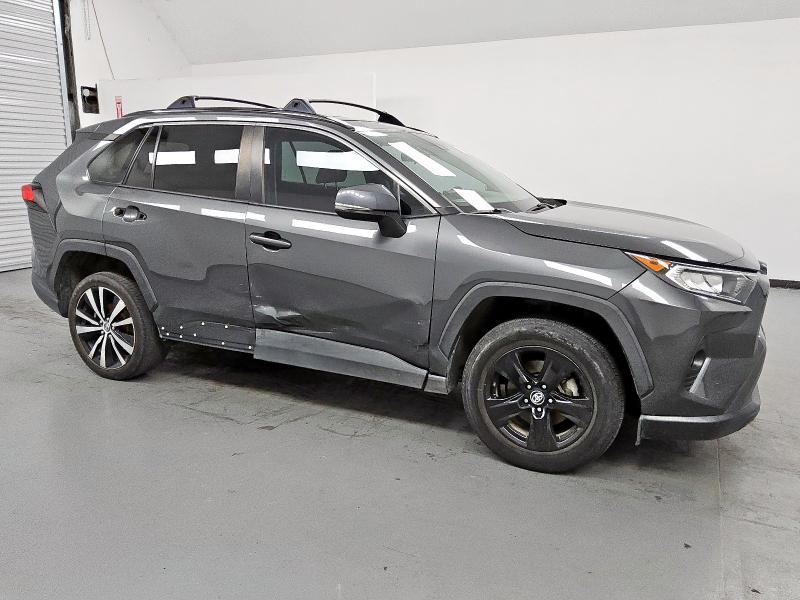 2T3W1RFV5MC089355 - 2021 TOYOTA RAV4 XLE GRAY photo 4