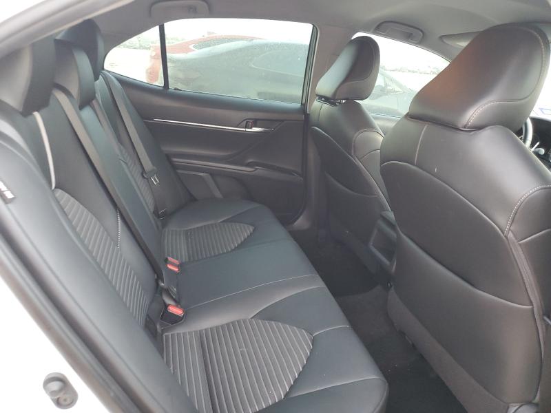 4T1B11HK6JU570186 - 2018 TOYOTA CAMRY L თეთრი ფოტო 10