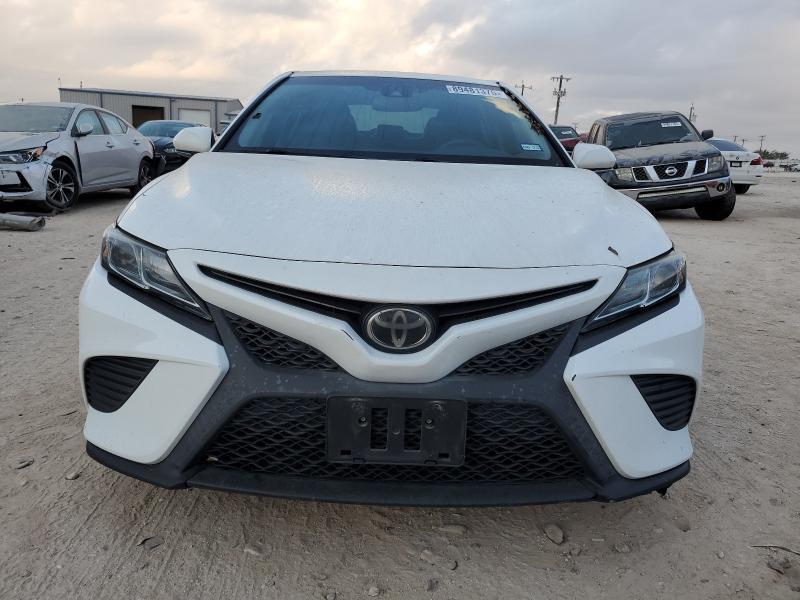 4T1B11HK6JU570186 - 2018 TOYOTA CAMRY L თეთრი ფოტო 5
