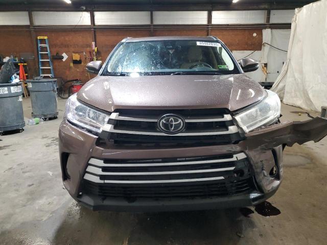 5TDKZRFHXJS272649 - 2018 TOYOTA HIGHLANDER SE 棕色 照片 5