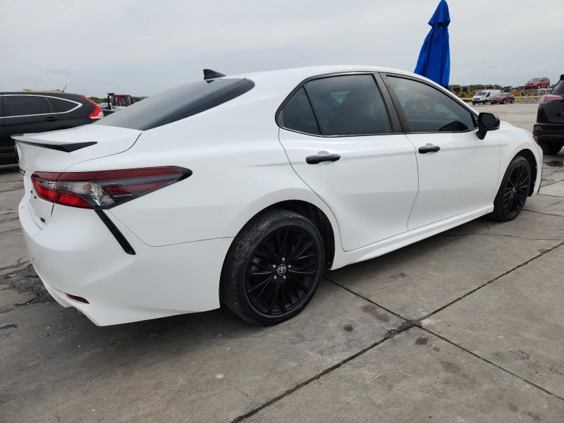 4T1G11AK8NU033910 - 2022 TOYOTA CAMRY SE WHITE photo 3