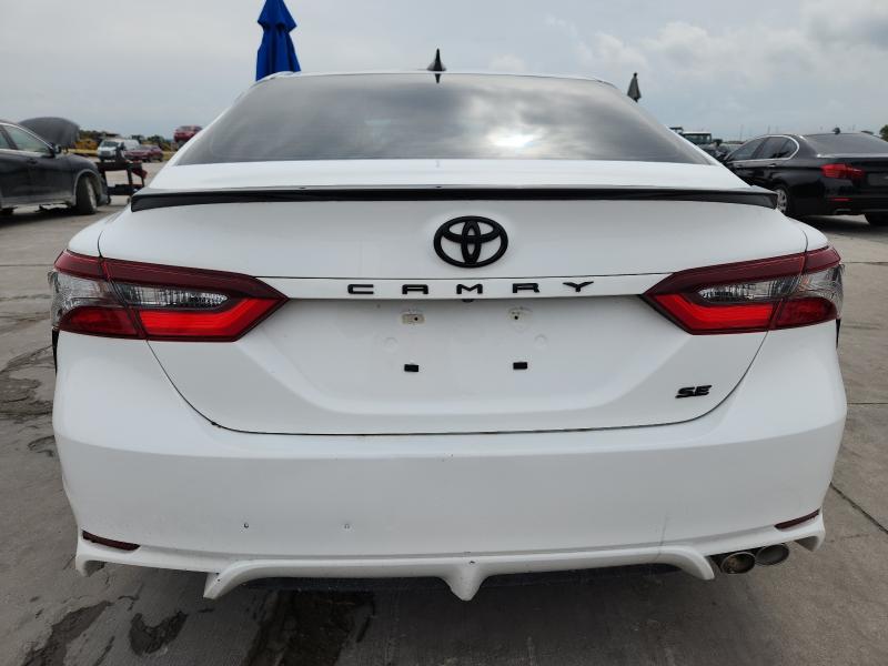 4T1G11AK8NU033910 - 2022 TOYOTA CAMRY SE WHITE photo 6