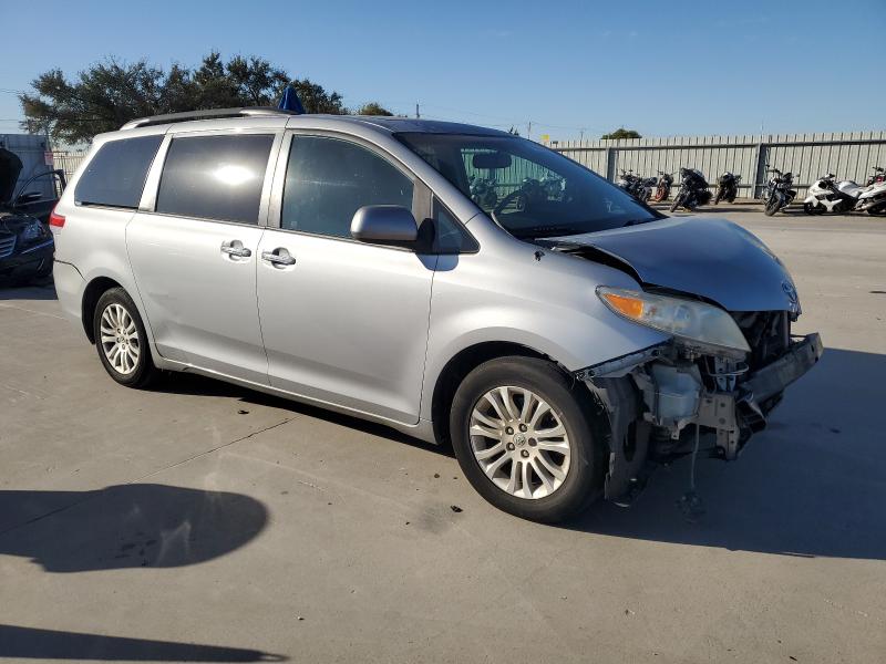 5TDYK3DC3ES423906 - 2014 TOYOTA SIENNA XLE SILVER photo 4