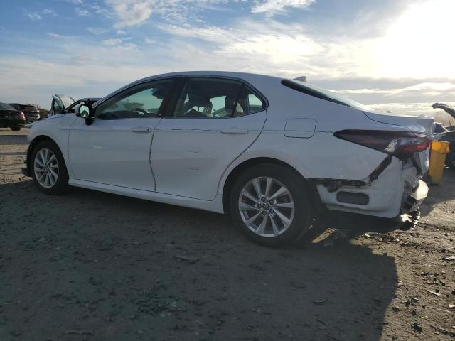 4T1C11AK0MU541494 - 2021 TOYOTA CAMRY LE WHITE photo 2