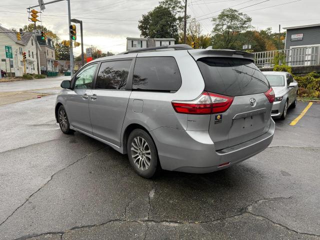 5TDYZ3DC4JS910554 - 2018 TOYOTA SIENNA XLE 银色 照片 2