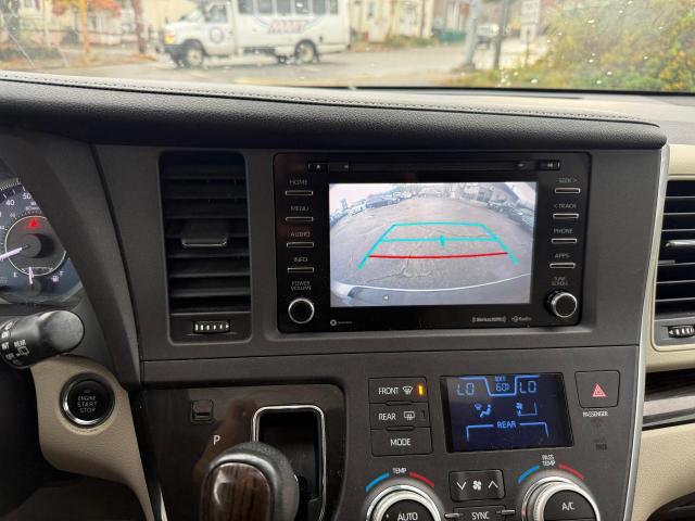 5TDYZ3DC4JS910554 - 2018 TOYOTA SIENNA XLE 银色 照片 9