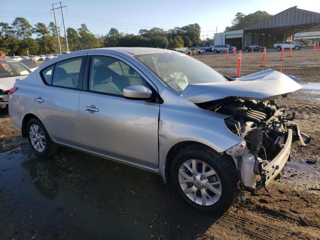 3N1CN7AP2JL860928 - 2018 NISSAN VERSA S Gümüş foto 4