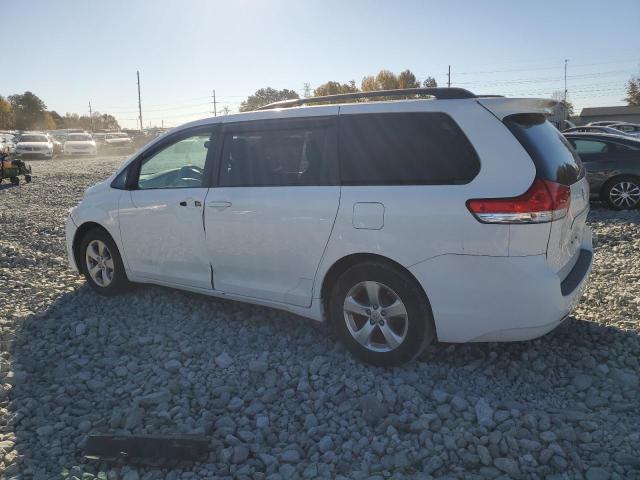 5TDKK3DC4DS390077 - 2013 TOYOTA SIENNA LE WHITE photo 2