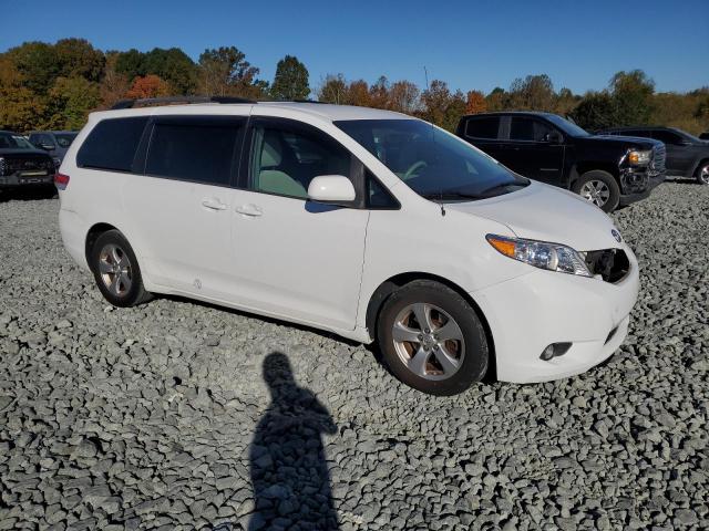 5TDKK3DC4DS390077 - 2013 TOYOTA SIENNA LE WHITE photo 4
