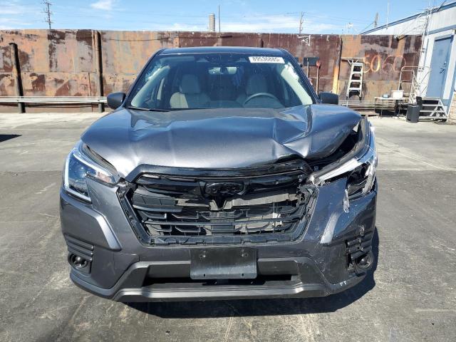 JF2SKAAC8PH511485 - 2023 SUBARU FORESTER GRAY photo 5