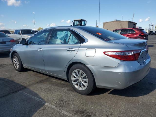4T1BF1FK7HU813339 - 2017 TOYOTA CAMRY LE 银色 照片 2