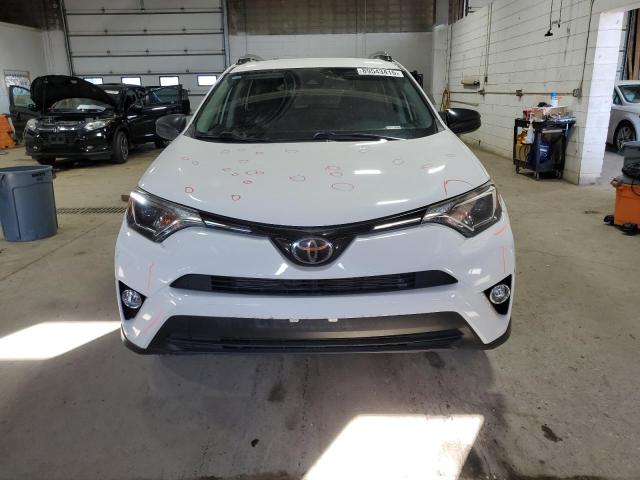 JTMZFREV3HJ703905 - 2017 TOYOTA RAV4 LE Blanco foto 5
