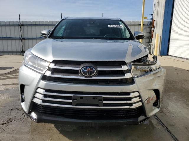 5TDJZRFH0JS554259 - 2018 TOYOTA HIGHLANDER SE ვერცხლისფერი ფოტო 5