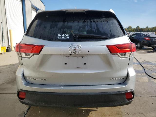 5TDJZRFH0JS554259 - 2018 TOYOTA HIGHLANDER SE ვერცხლისფერი ფოტო 6