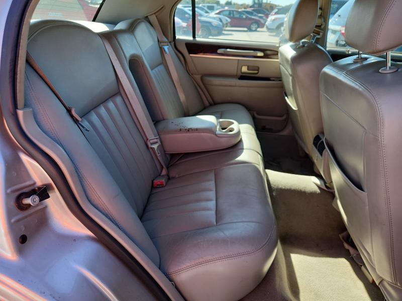 1LNHM81W57Y631150 - 2007 LINCOLN TOWN CAR SIGNATURE Сріблястий фото 10