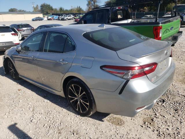 4T1B11HK9JU610406 - 2018 TOYOTA CAMRY L SILVER photo 2