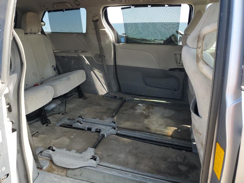 5TDKK3DC1CS276911 - 2012 TOYOTA SIENNA LE SILVER photo 10