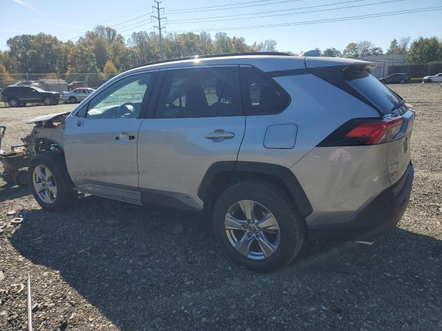 2T3RWRFV4RW249083 - 2024 TOYOTA RAV4 XLE 银色 照片 2