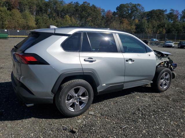 2T3RWRFV4RW249083 - 2024 TOYOTA RAV4 XLE 银色 照片 3