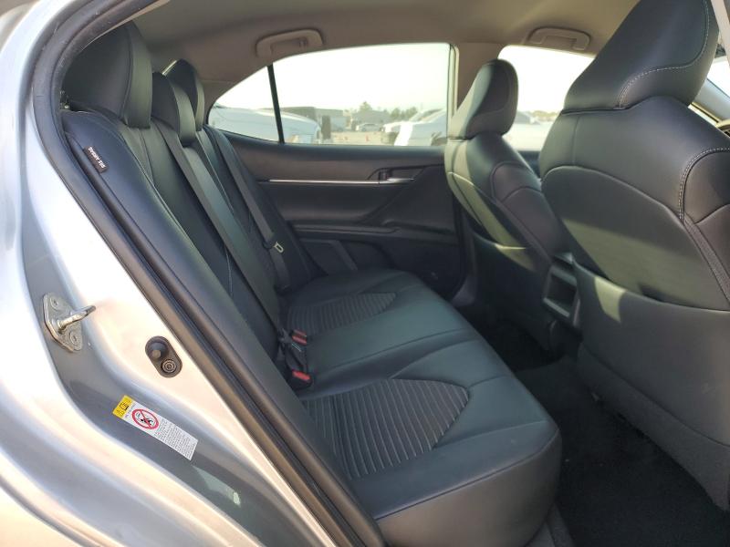 4T1B11HKXKU696018 - 2019 TOYOTA CAMRY L SILVER photo 10