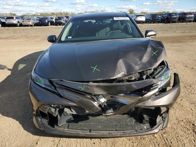 4T1B11HK2JU598163 - 2018 TOYOTA CAMRY L GRAY photo 5