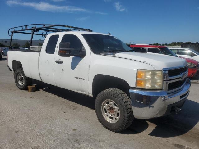 1GC5CVBG1AZ270551 - 2010 CHEVROLET SILVERADO C2500 HEAVY DUTY WHITE photo 4