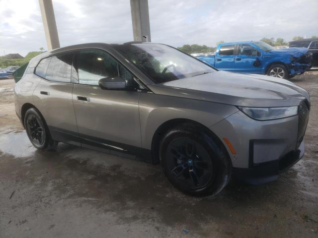 WB523CF02RCP88358 - 2024 BMW IX XDRIVE50 GRAY photo 4
