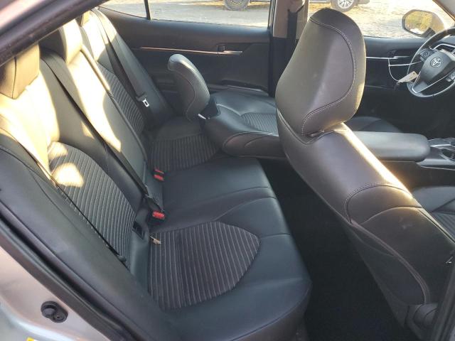 4T1B11HK8JU674288 - 2018 TOYOTA CAMRY L SILVER photo 10