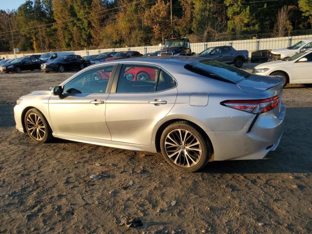 4T1B11HK8JU674288 - 2018 TOYOTA CAMRY L SILVER photo 2